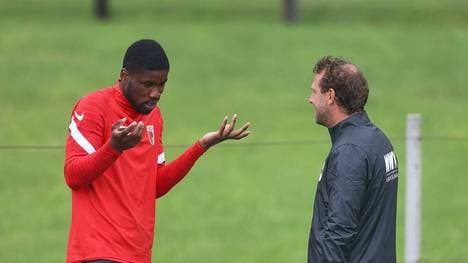 Kevin Danso (l.) will den FC Augsburg unbedingt verlassen