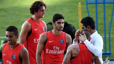 Goncalo Guedes (M.) kommt bei Paris Saint-Germain nicht über die Reservistenrolle hinaus
