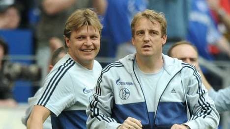 Youri Mulder (l.) war einst gemeinsam mit Mike Büskens auch als Trainer bei Schalke 04 aktiv