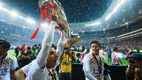 Isaac Brizuela feierte nach dem Spiel mit dem Pokal