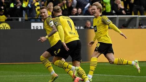 Marco Reus (L), Erling Haaland und Julian Brandt (R) feiern das 1:0 des BVB