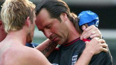David Seaman wird nach Englands WM-Aus 2002 von Teamkollege David Beckham getröstet