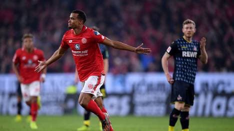 Robin Quaison (l.) trifft per sattem Fernschuss ins Mainzer Glück