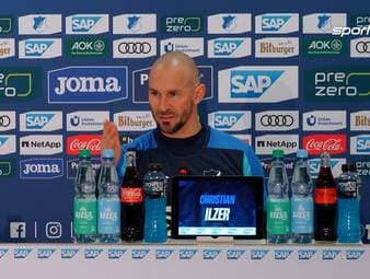 Am vergangenen Bundesliga-Spieltag hat die TSG Hoffenheim gegen den FC Bayern München verloren. Dabei hat eine kontroverse Schiedsrichterentscheidung für Gesprächsstoff gesorgt. Vor dem Duell mit dem SC Freiburg analysiert TSG-Cheftrainer Christian Ilzer die Situation auf seine eigene, kuriose Art und Weise.