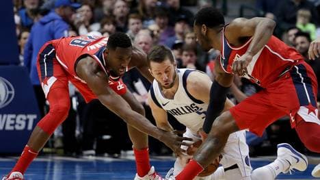 J.J. Barea (M.) geriet mit John Wall (r.) aneinander