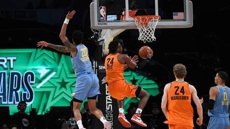 Buddy Hield (M.) erzielte 29 Punkte