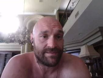 Tyson Fury äußert sich bei einem kuriosem Interview, indem er oberkörperfrei vor der Kamera sitzt, zum Fight mit Deontay Wilder. Dabei warnt er von der Gefahr seines Gegners.
