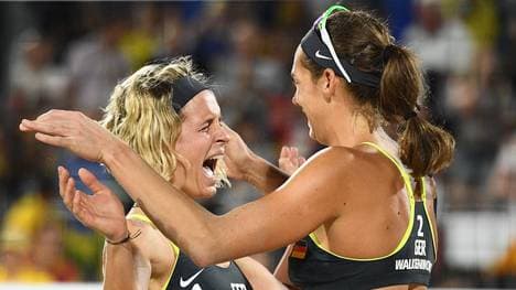 Laura Ludwig (l.) und Kira Walkenhorst kämpfen weiter um den WM-Titel