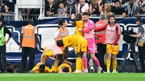 Lucas Buadés liegt nach der Attacke auf dem Boden