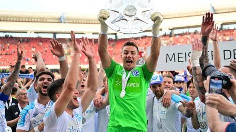 Martin Fraisl feierte mit Schalke 2022 den Aufstieg in die Bundesliga