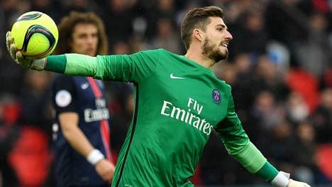 Kevin Trapp wird zur Pause verletzt ausgewechselt