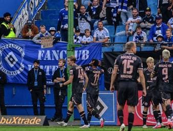 Der Ex-Hamburger Ransford Königsdorffer bejubelt sein Tor zum 5:0 für Mainz 05 aufreizend vor den HSV-Fans. Merlin Polzin, Trainer der Hanseaten, will sich nach dem Debakel jedoch nicht damit aufhalten.