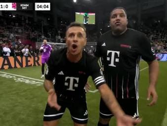Beim Telekom Star Kick beschwert sich Bayern-Star Rafinha über ein Tor bei Schiedsrichter Patrick Ittrich. Die Schiri-Cam liefert einen wunderbaren Einblick.