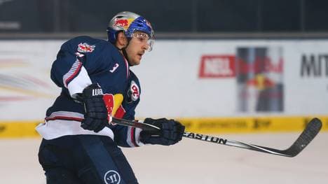 Garrett Roe von EHC Red Bull Muenchen v Krefeld Pinguine - DEL