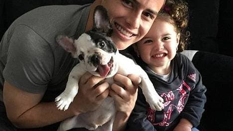 James Rodriguez zeigt sein Hundeglück.