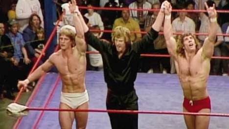 David (M.) und Kerry von Erich (r.) mit ihrem einzigen noch lebenden Bruder Kevin