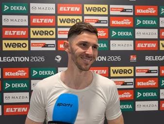Branimir Hrgota hat Fürth zum Klassenerhalt geschossen. Im Nachgang kündigte er an seine Mitspieler mit einem geheimnisvollen Getränk zu versorgen.