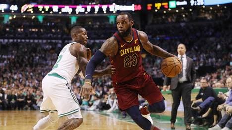 LeBron James (r.) legte in Spiel drei gegen die Celtics ein Double-Double auf