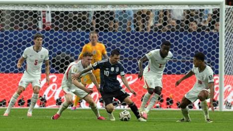 Messi behauptet den Ball gegen vier Engländer