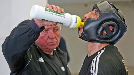 Arthur Abraham (r.) bereitet sich auf den Fight gegen Tim-Robin Lihaug vor