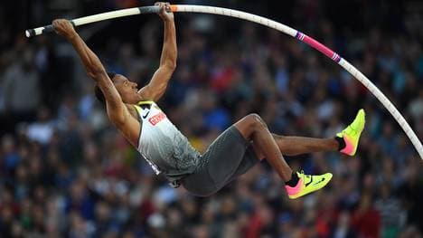 Raphael Holzdeppe steht im Stabhochsprung-Finale