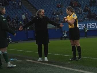 Rund um das Nordderby gegen den HSV gewährt die verkabelte Werder-Trainerin Fritzy Kromp Einblicke in ihren Spieltag. Von der emotionalen Kabinenansprache bis hin zu Schiedsrichterdiskussionen ist alles geboten.