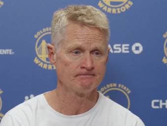 Steve Kerr, Coach der Golden State Warriors, ist auch nach vielen Jahren Zusammenarbeit immer noch beeindruckt von seinem Superstar Stephen Curry - und lobt den Point Guard in den höchsten Tönen.