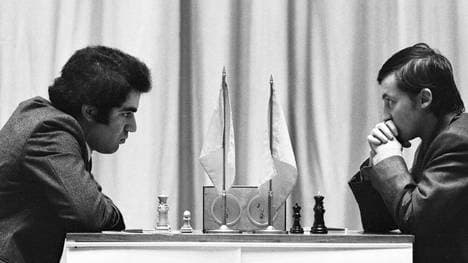 Auch Psychospielchen gehörten zum Duell zwischen Garri Kasparov (l.) und Anatoli Karpov (r.) dazu