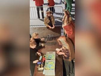 Zwei Darts-Fans möchten beim German Darts Grand Prix in München ihre Jacken abgeben und kommen an ihre Grenzen. Ihre kuriosen Kostüme machen ihnen fast einen Strich durch die Rechnung.