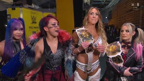 Die Kabuki Warriors (l.) nehmen Charlotte Flair und Alexa Bliss ins Visier