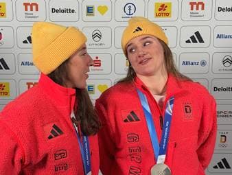 Kira Weidle-Winkelmann und Emma Aicher sichern sich Silber in der Team-Kombination. Dabei verbindet das Duo nicht nur die Freundschaft, sondern auch die Vorliebe für die Vereinshymne eines Bundesligisten.