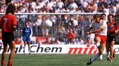 Klaus Augenthaler (re., Bayern) hält gegen die Eintracht aus Frankfurt einfach mal aus 50 Metern drauf und erzielt damit das Tor des Monats, des Jahres und des Jahrzehnts