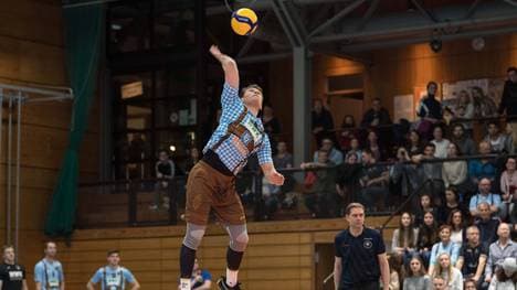 Die Herrschinger Volleyballer schlugen bisher in der Nikolaushalle auf