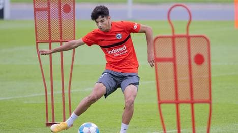Training Eintracht Frankfurt Enrique Herrero Garcia (Eintracht Frankfurt). Training von Eintracht Frankfurt am 14. Juli 2021 im Deutsche Bank Park in Frankfurt am Main. - Nach Vorgaben der DFL, Deutsche Fußball Liga, ist es untersagt, in dem Stadion und oder vom Spiel angefertigte Fotoaufnahmen in Form von Sequenzbildern und oder videoähnlichen Fotostrecken zu verwerten bzw. verwerten zu lassen., Frankfurt am Main Hessen Deutschland Deutsche Bank Park *** Training Eintracht Frankfurt Enrique Herrero Garcia Eintracht Frankfurt Training of Eintracht Frankfurt on 14 July 2021 in the Deutsche Bank Park in Frankfurt am Main According to the requirements of the DFL, German Football League, it is prohibited in the stadium and or from the game made photographs in the form of sequence pictures and or video-like photo series to exploit or to let exploit , Frankfurt am Main Hesse Germany Deutsche Bank Park