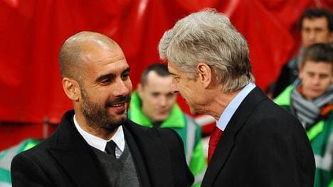 Arsenal's French coach Arsène Wenger (R)