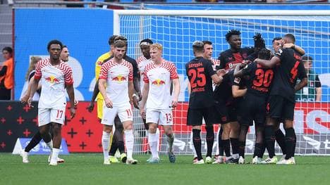 Leverkusen feiert den zweiten Treffer durch Jonathan Tah