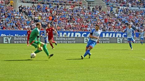 Kevin Volland (1899 Hoffenheim) trifft mit dem schnellsten Tor der Bundesliga-Geschichte nach 9 Sekunden zum 1:0 gegen Manuel Neuer (FC Bayern München) und stellt den Rekord ein