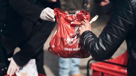1. FC Köln verteilt "Care-Pakete" an Obdachlose