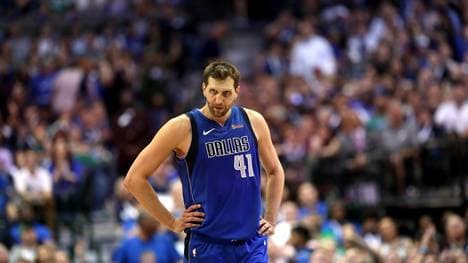 Dirk Nowitzki wird ein letztes Mal auf das Spielfeld treten Dirk Nowitzki hat nach 21 Jahren seine Sneakers an den Nagel gehängt