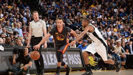 Stephen Curry von den Golden State Warriors in der NBA gegen San Antonio Spurs