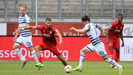 Der Vorsprung von Tabellenführer Duisburg (weiß) beträgt nur noch einen Punkt