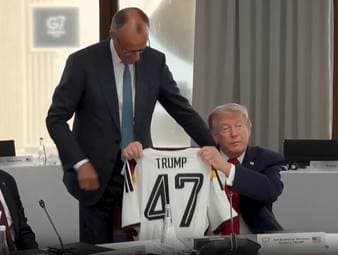 Bundeskanzler Friedrich Merz hat US-Präsident Donald Trump beim G7-Gipfel in Frankreich ein Deutschland-Trikot überreicht. Es dient als nachträgliches Geschenk zu Trumps 80. Geburtstag.