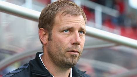 Trainer Frank Kramer blickt nach oben