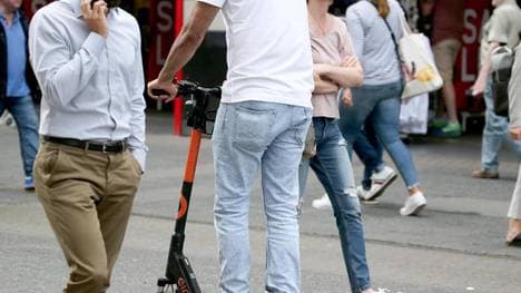 E-Scooter wurden in vielen Städte als vermeintlich umweltfreundliches Verkehrsmittel sehnlich erwartet. Drei Monate später macht sich Ernüchterung breit