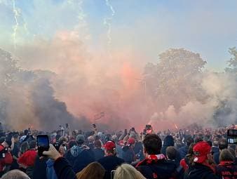 Vor dem Halbfinal-Kracher im DFB-Pokal schwören sich die Fans von Bayer Leverkusen ordentlich ein. Für die Gegner aus Bayern hat man auch noch ein paar Worte übrig.