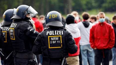 Nach dem Spiel Köln gegen Frankfurt kam es im Stadtteil Bickendorf zu Auseinandersetzungen (Symbolbild)