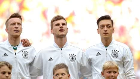 Timo Werner (Mitte) spricht sich für ein Özil-Comeback aus