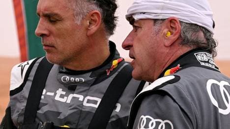 Carlos Sainz (l) holt den ersten Tageserfolg