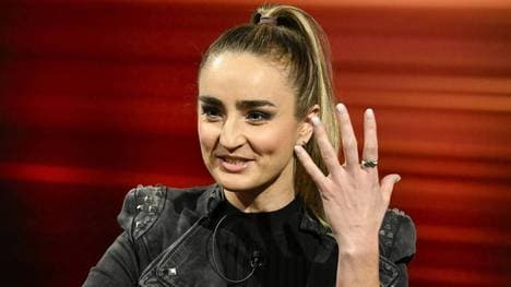 Elena Semechin spricht über eine freudige Nachricht