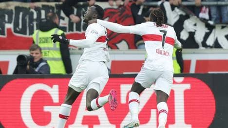 Silas Katompa Mvumpa (l.) und Tanguy Coulibaly jubeln